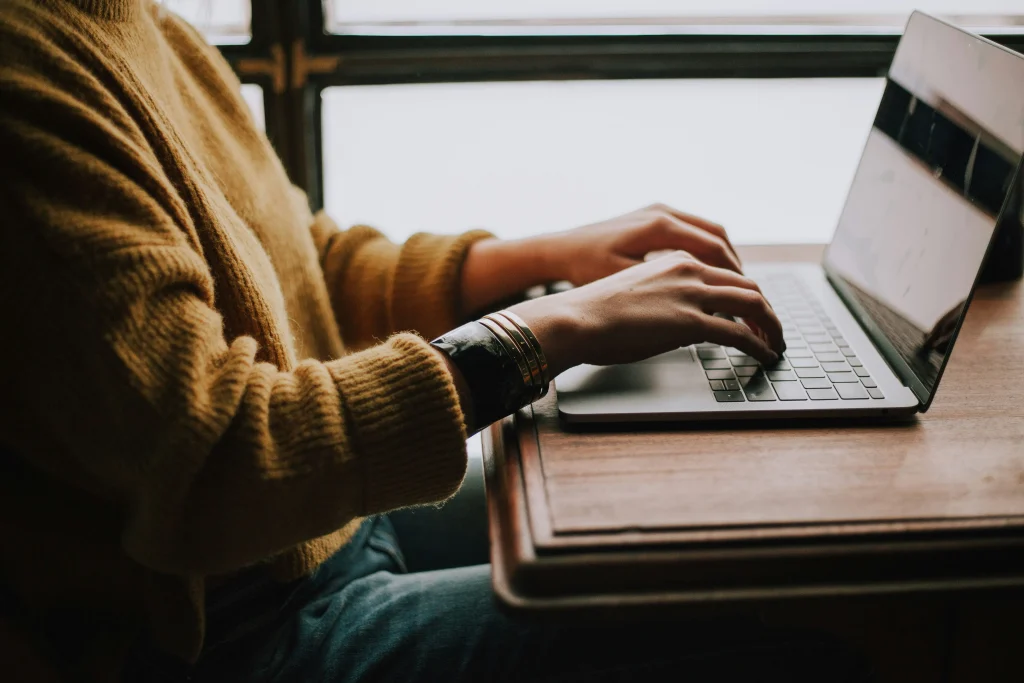 White label – osoba pracująca na laptopie nad treściami lub projektem realizowanym pod marką partnerską.