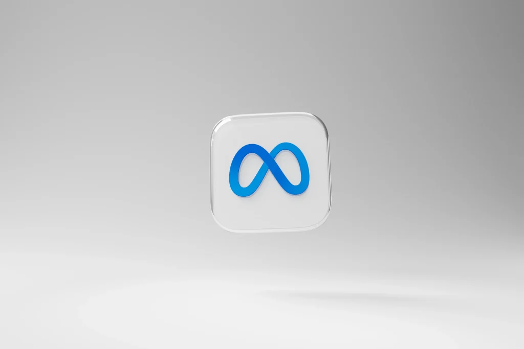 Minimalistyczna grafika przedstawiająca logo Meta na jasnym tle, symbolizująca kampanie reklamowe Meta Ads i działania marketingowe online