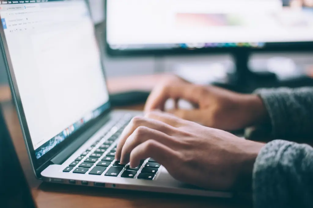 Wirtualna asystentka w researchu online podczas wyszukiwania i porządkowania informacji na laptopie.