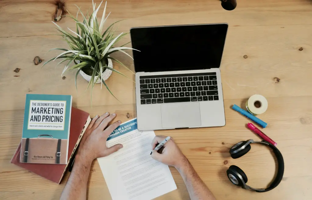 Outsourcing dla agencji marketingowej przy planowaniu treści, researchu i zadań operacyjnych.