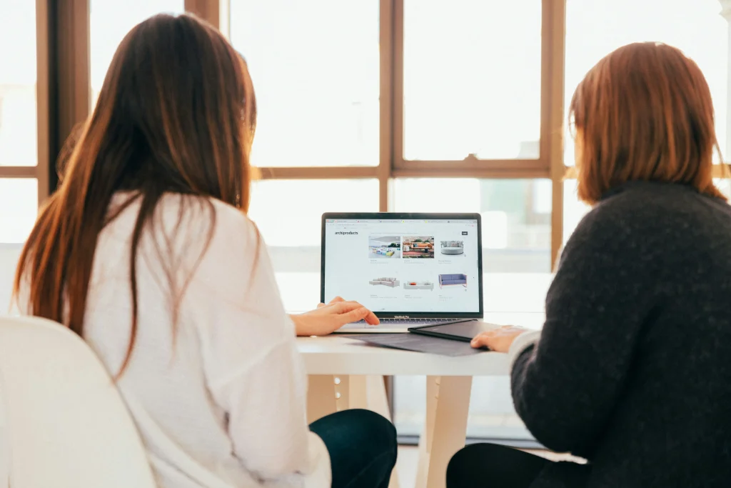 Outsourcing materiałów promocyjnych dla sklepu internetowego – praca nad grafikami i treściami e-commerce