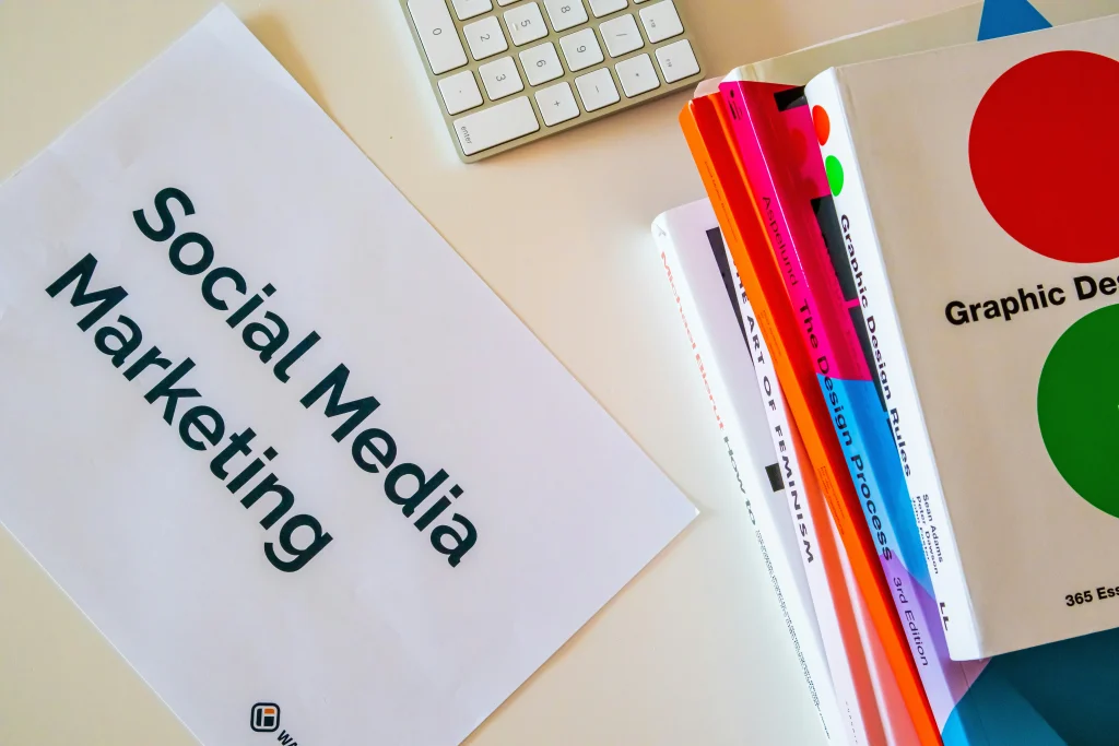 Materiały do social media marketingu i projektowania graficznego na biurku